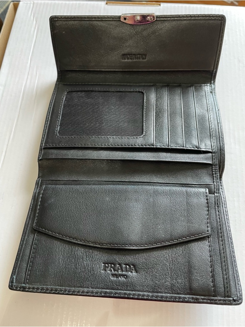 Prada 100% leather Wallet Vintage black Squeeze Lock - Picture 9 of 16
